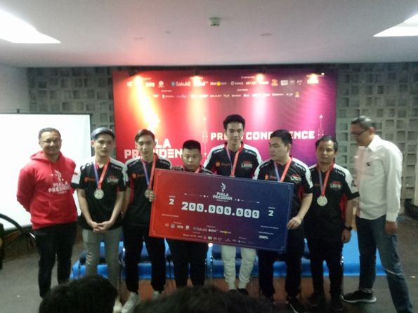 Tim Louvre.JG mendapatkan Rp 200 juta setelah menjadi runner up Piala Presiden e-Sports 2019. - Image