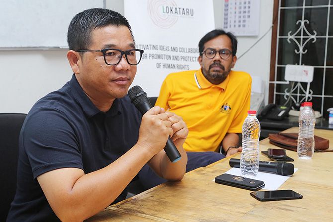 Eks Kapolsek Pasirwangi Garut AKP Sulman Aziz memberikan keterangan kepada wartawan di Jakarta, Minggu (31/3/19). Sulman dimutasi oleh Polres Garut akibat menolak untuk mendukung pasangan capres dan cawapres 01. - Image