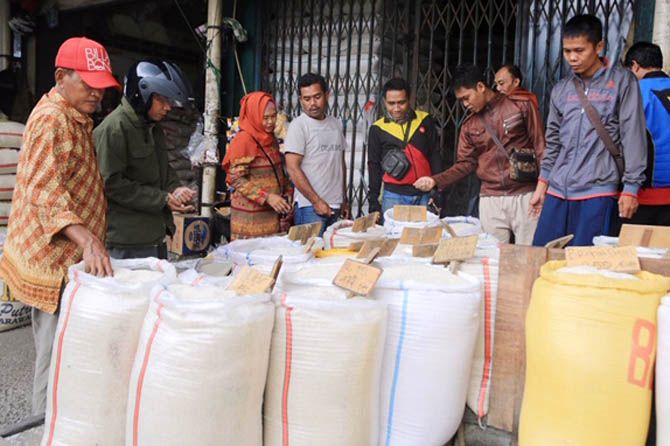 Ilustrasi pedagang beras di pasar tradisional, komoditas beras adalah salah satu komoditas pangan yang dijaga stabilitas harganya oleh pemerintah - Image