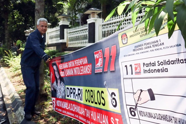 Gubernur Jateng, Ganjar Pranowo saat menertibkan sejumlah APK di jalanan Kota Semarang, Minggu (14/3). (Istimewa) - Image