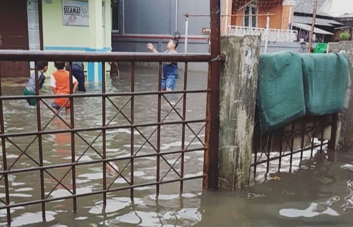 Sejumlah wilayah di Jakarta terendam banjir usai diguyur hujan, Selasa (2/4). - Image