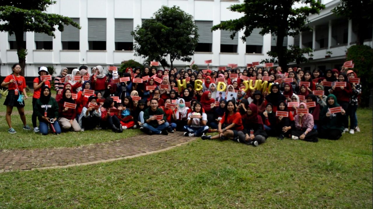 Sejumlah penggemar iKON (iKONIC) melakukan gathering dengan nonton bersama - Image