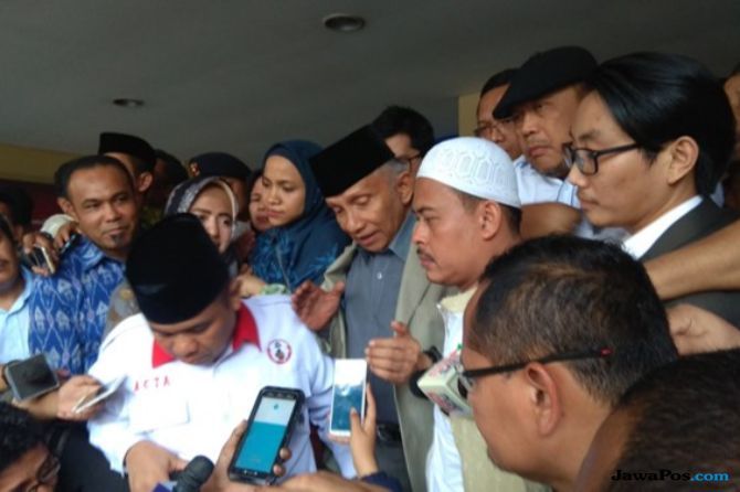 Amien Rais (tengah memakai jas dan kopiah hitam), saat diawawancarai awak media beberapa waktu lalu - Image