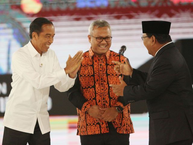 Ilustrasi. Kedua capres Jokowi dan Prabowo saat debat keempat - Image