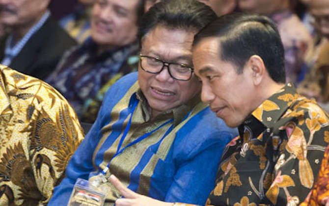 Ketua Umum Hanura sekaligus Ketua DPD RI Oesman Sapta Odang (OSO) saat bersama Presiden Joko Widodo (Jokowi). - Image
