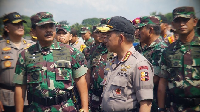 PENGECEKAN PASUKAN: Panglima TNI Marsekal TNI Hadi Tjahjanto dan Kapolri Jenderal Tito Karnavian melakukan pengecekan pasukan. (Ari Purnomo/ JawaPos.com) - Image