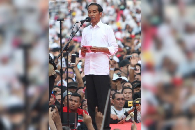 Jokowi di Konser Putih Bersatu, GBK, Sabtu (13/4). (Miftahul Hayat/Jawa Pos) - Image