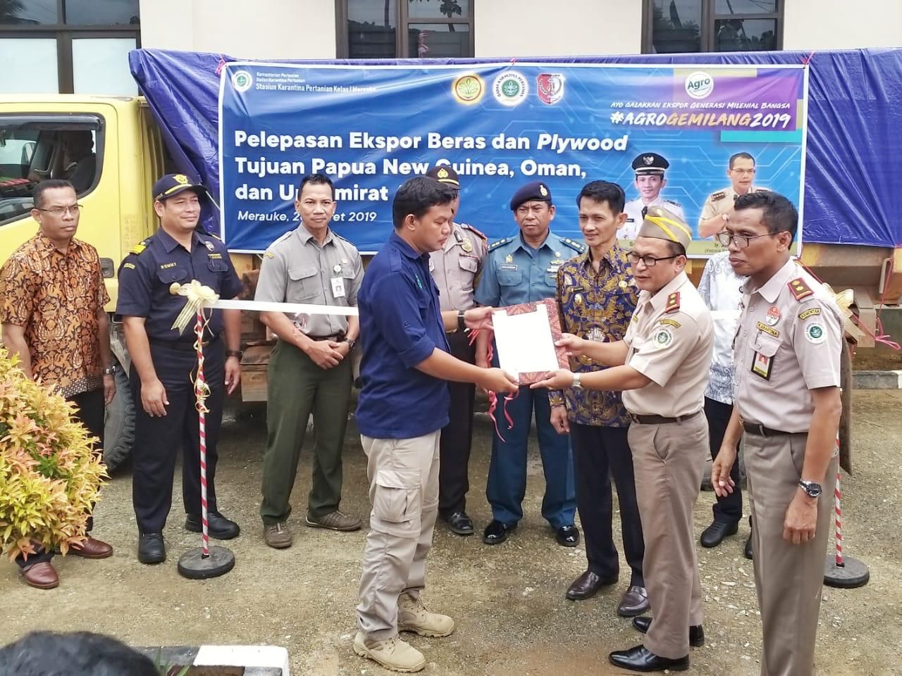 Kepala Balai Besar Uji Standar Karantina Pertanan (Barantan), Sri Yulianto saat melepas ekspor beras dan playwood ke Papua Nugini, Oman, dan Uni Emirat Arab. - Image