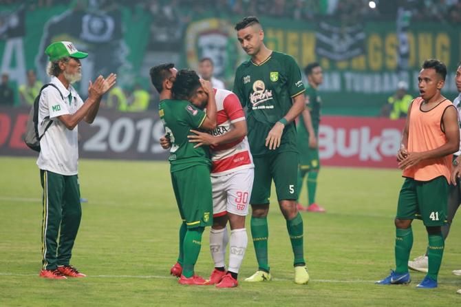 Andik Vermansah menangis usai menyanyikan Song for Pride bersama pemain-pemain Persebaya - Image