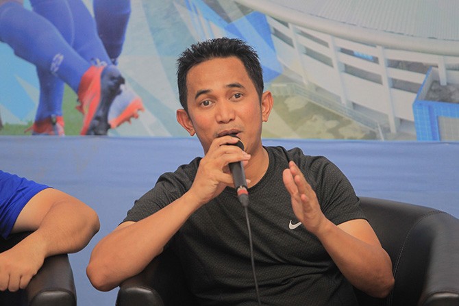 KOMUNIKASI JALAN: Rahmad Masâ??ud tak ingin gegabah, namun dia sudah melakukan komunikasi dengan pelatih yang jadi incaran untuk menukangi Beruang Madu musim ini.FUAD MUHAMMAD/KALTIM POST - Image