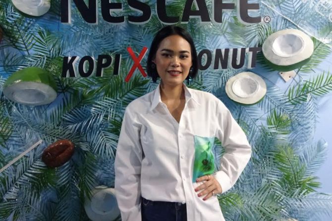 Kallula, penyanyi beraliran elektronik atau Elektronik Dance Music (EDM). - Image