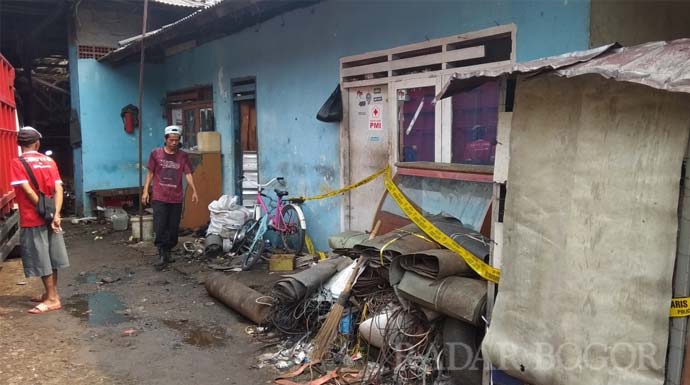 Lokasi pembunuhan di Kampung Kayumanis Bondol RT 03/03 Kelurahan Kayumanis, Kecamatan Tanah Sareal, yang sudah terpasang garis polis. (Dok Radar Bogor/ Jawa Pos Group). - Image