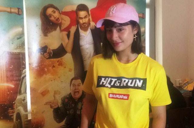 Tatjana Saphira nyanyi dangdut di film Hit & Run. (Yuliani NN/JawaPos.com) - Image