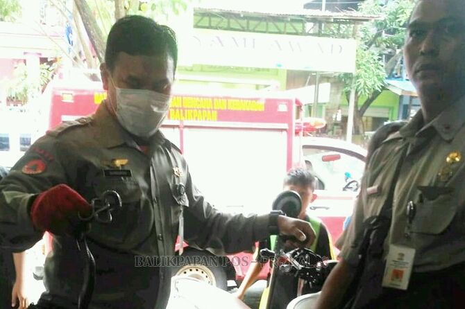 PENANGKAPAN: Saat hendak dievakuasi kemarin (1/4), kobra yang masuk ke dalam toko kelontongan di Gunung Kawi ini sempat menyemburkan bisa ke petugas. - Image