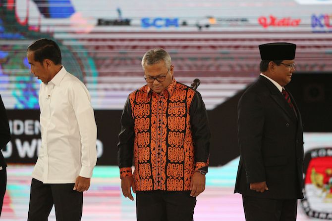 Capres nomor urut 01 Joko Widodo (Jokowi) akhirnya bertemu kembali dengan capres 02 Pabowo Subianto dalam penggung Debat keempat yang digelar oleh KPU. - Image