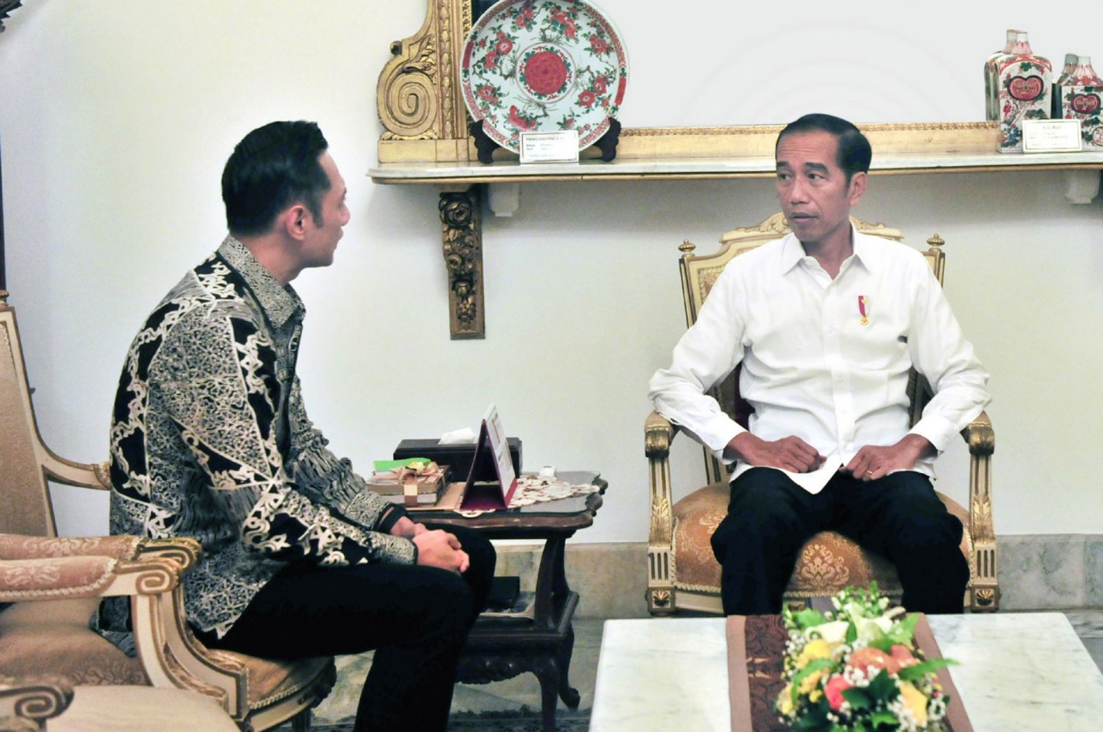 Komandan Kogasma Partai Demokrat Agus Harimurti Yudhoyono menemui Presiden Joko Widodo di Istana Merdeka Kompleks Istana Kepresidenan Jakarta, Kamis (2/5). Nama AHY masuk dalam jajaran menteri milenial dari kalangan parpol. (SESKAB for Jawa Pos) - Image