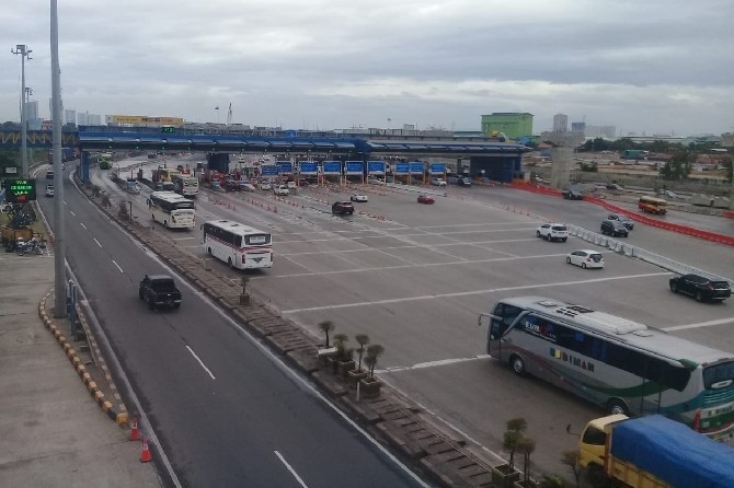 Antrean pemudik di Gardu Tol. (Istimewa/Jasa Marga) - Image