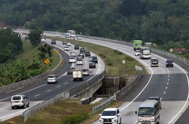 Ilustrasi lalu lintas di jalan tol,. Pengembangan jalan tol memacu hubungan antar wilayah dan mempercepat distribusi barang. (Dok. JawaPos.com) - Image