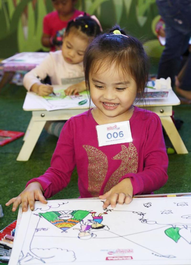 anak-anak berloba mewarnai dalam Mother&Baby (MB) Fair Jakarta 2019 di Balai Kartini, Jakarta. Mother&Baby Fair Jakarta 2019 season 1 bekerjasama dengan Bukalapak dengan tema Ayo Bermain Di alam memberikan penawaran menarik seperti cashback, top s - Image