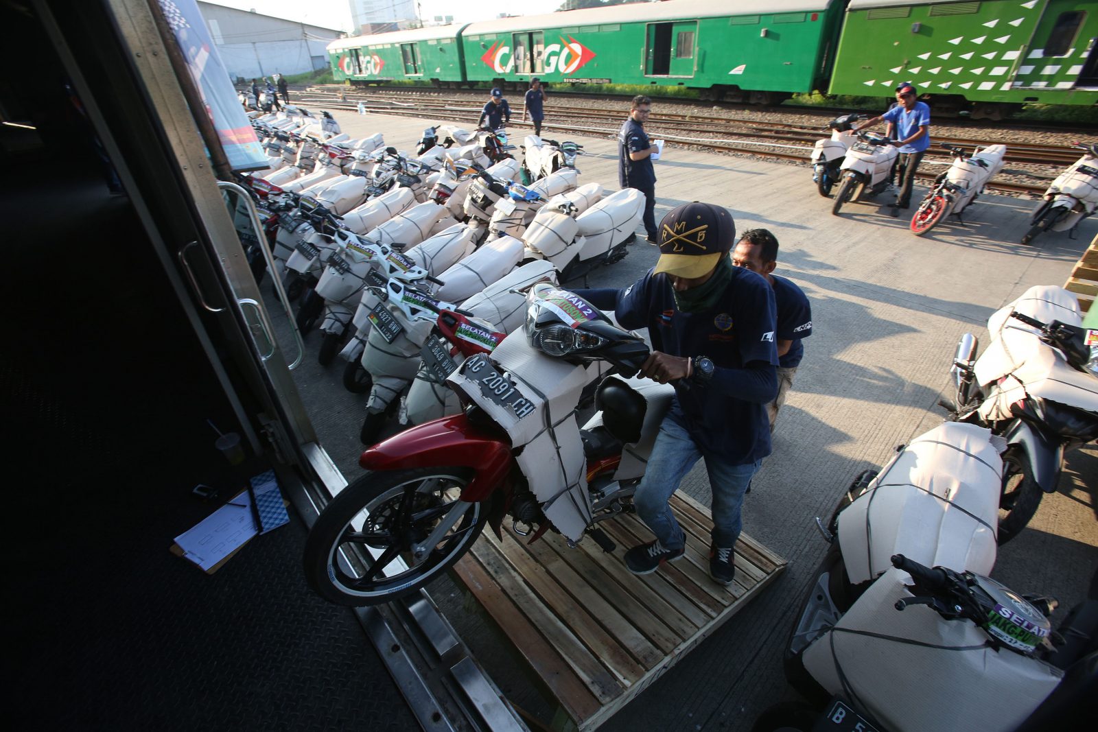 Pengiriman sepeda motor untuk kebutuhan mudik mulai meningkat menjelang libur Idul Fitri 2019 - MIFTAHULHAYAT - Image