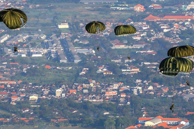 Siswa Dikkopaska TNI-AL angkatan ke-42 menjalani latihan terjun statis untuk mendarat di target yang ditentukan kemarin (9/5). (Dipta Wahyu/Jawa Pos) - Image