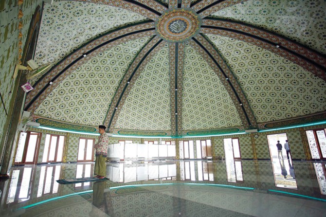 DIBANGUN DARI SWADAYA WARGA BULANG: Maksum salat di Masjid Al Mujahadah yang ruang utamanya dibangun tanpa tiang. (Dimas Maulana/Jawa Pos) - Image