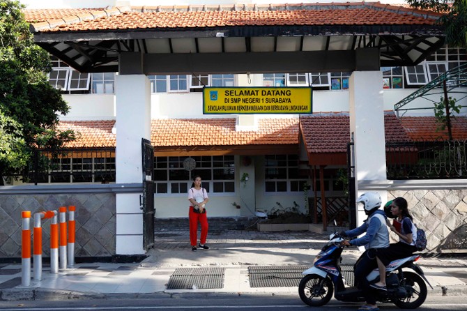 Suasana gedung SMPN 1 yang saat ini sedang berlangsung pendaftaran. Dewan mengkritik pilihan sekolah yang timpang, Selasa (28/5). (Puguh Sujiatmiko/Jawa Pos) - Image