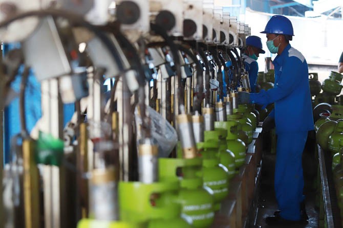 Petugas melakukan aktivitas pengisian ulang gas bersubsidi 3 kg di SPBE Srengseng, Jakarta, Jumat (3/5/2019). Pertamina menjamin ketersedian pasokan Gas Elpiji selama Ramadhan dan Idul Fitri, serta menjamin tidak ada kenaikan harga gas selama Ramadhan dan - Image
