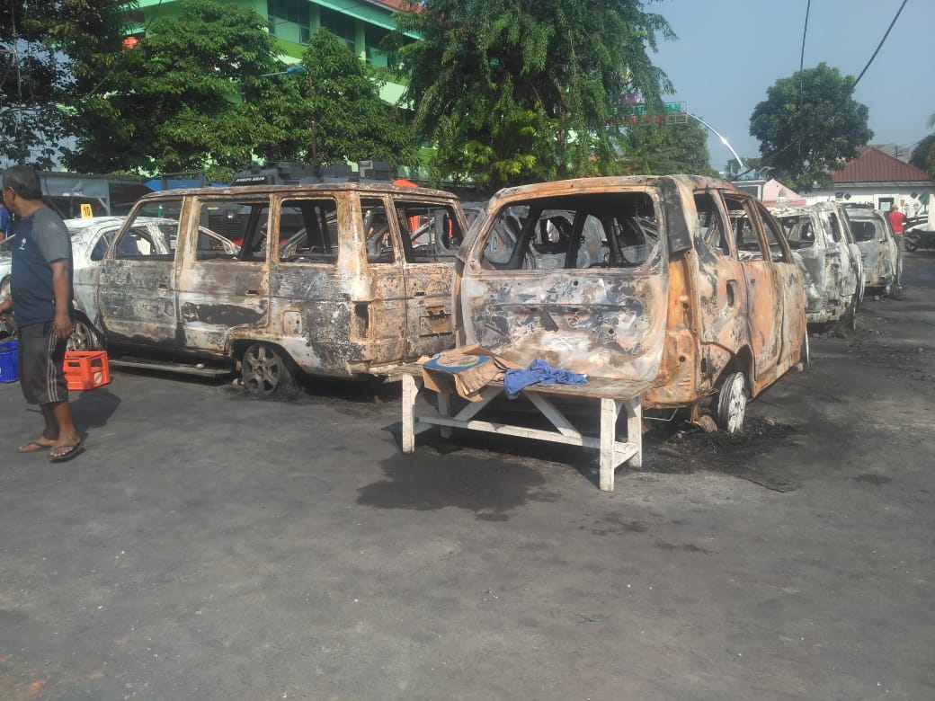 Mobil yang terbakar dan dibersihkan anggota PPSU. (Yogi Wahyu/ Jawa Pos) - Image