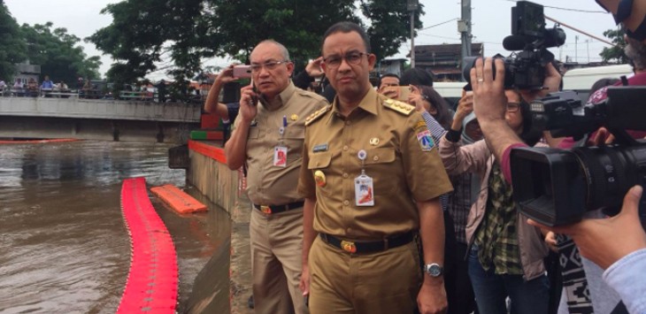 Gubernur DKI Jakarta Anies Baswedan saat meninjau ketinggian air di Pintu Air Manggarai. (Dok JawaPos.com) - Image