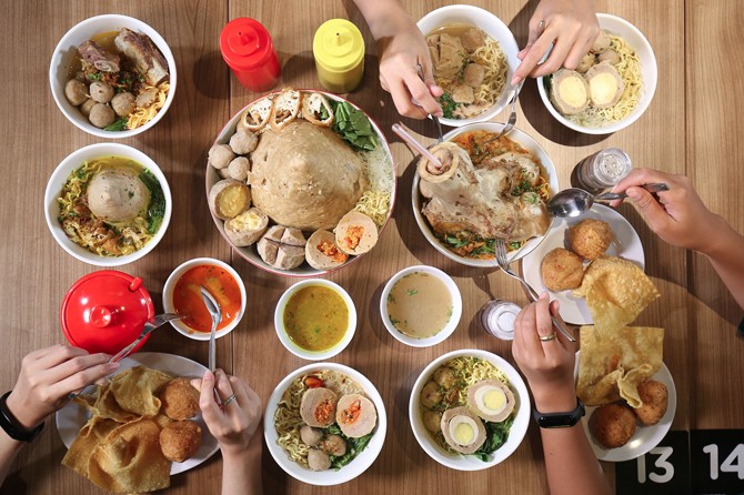 Berbagai varian di kedai ke-10 Bakso Kemon di jalan H Agus Salim Menteng Jakarta. Ada Bakso Kelana, Bakso Kemrusuk hingga Bakso Tumpeng Gunung yang bisa dinikmati untuk 10 orang dewasa. (MUHAMAD ALI/JAWA POS) - Image