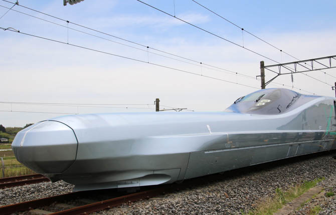 Kereta peluru tercepat yang sedang diuji coba Jepang, Alfa-X. (JIJI PRESS/AFP/GettyImage)