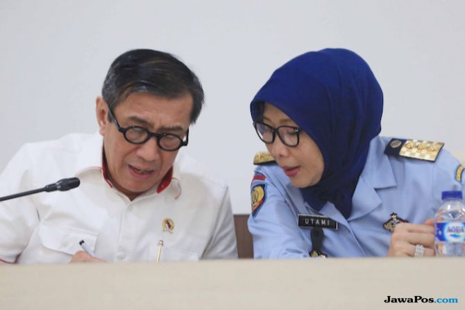 Sebelah kanan Direktur Jenderal Pemasyarakatan Kementerian Hukum dan Hak Asasi Manusia, Sri Puguh Budi Utami. (Dok JawaPos.com) - Image