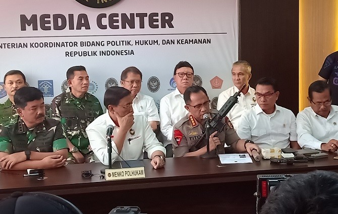 Kapolri Jenderal Tito Karnavian saat menunjukan senjata api berjenis M4 di kantor Kemenkopolhukam, Jalan Medan Merdeka Barat, Jakarta Pusat, Rabu (22/5). (ridwan) - Image