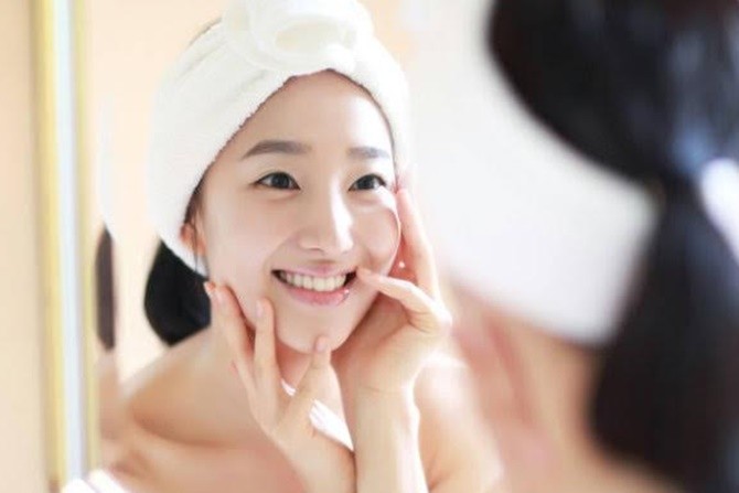 Ilustrasi kulit gadis Korea yang lembut dan berkilau. (cosmopolitan)