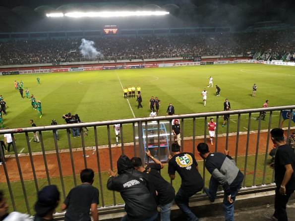 Kerusuhan antar suporter terjadi di laga pembuka Liga 1 2019 antara Arema FC dan PSS Sleman. - Image