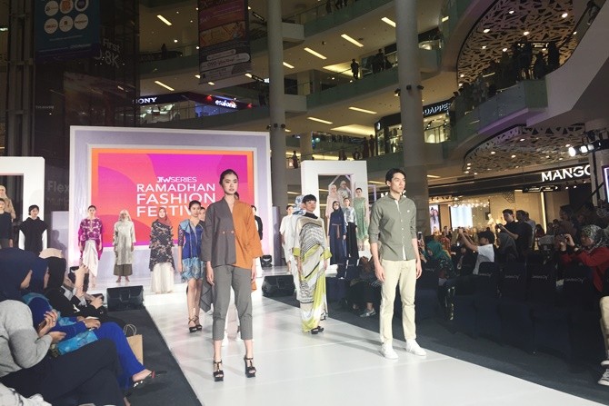 Koleksi para desainer dan brand lokal di Ramadan Fashion Festival. - Image
