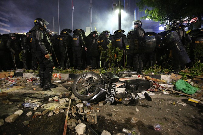 Polisi berjaga saat aksi kerusuhan dengan massa di depan kantor Bawaslu RI, Jalan MH Thamrin, Jakarta, Rabu (22/5/2019).FOTO:MIFTAHULHAYAT/JAWA POS - Image