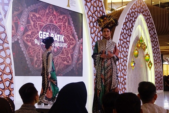 Koleksi Gee Batik yang memadukan batik kawung dengan motif abstrak. (Rieska/JawaPos.com) - Image