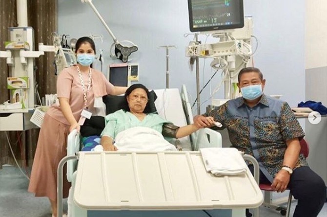 Annisa Pohan bersama Susilo Bambang Yudhoyono mendampingi Ani Yudhoyono yang dirawat di National University Hospital (NUH) pada 4 April. (Instagram @aniyudhoyono) - Image