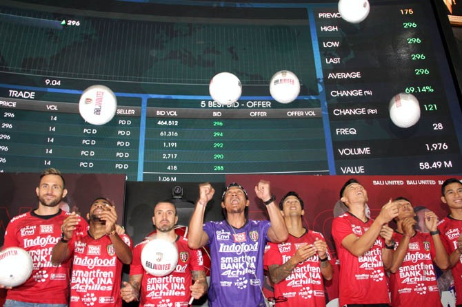 Pencatatan perdana saham klub sepak bola Bali United pada Senin, (17/6/2019). PT Bali Bintang Sejahtera Tbk (BOLA) perusahaan yang mengelola klub sepak bola Bali United resmi dicatatkan dan diperdagangkan di Bursa Efek Indonesia (BEI) pada Senin (17/6/201 - Image