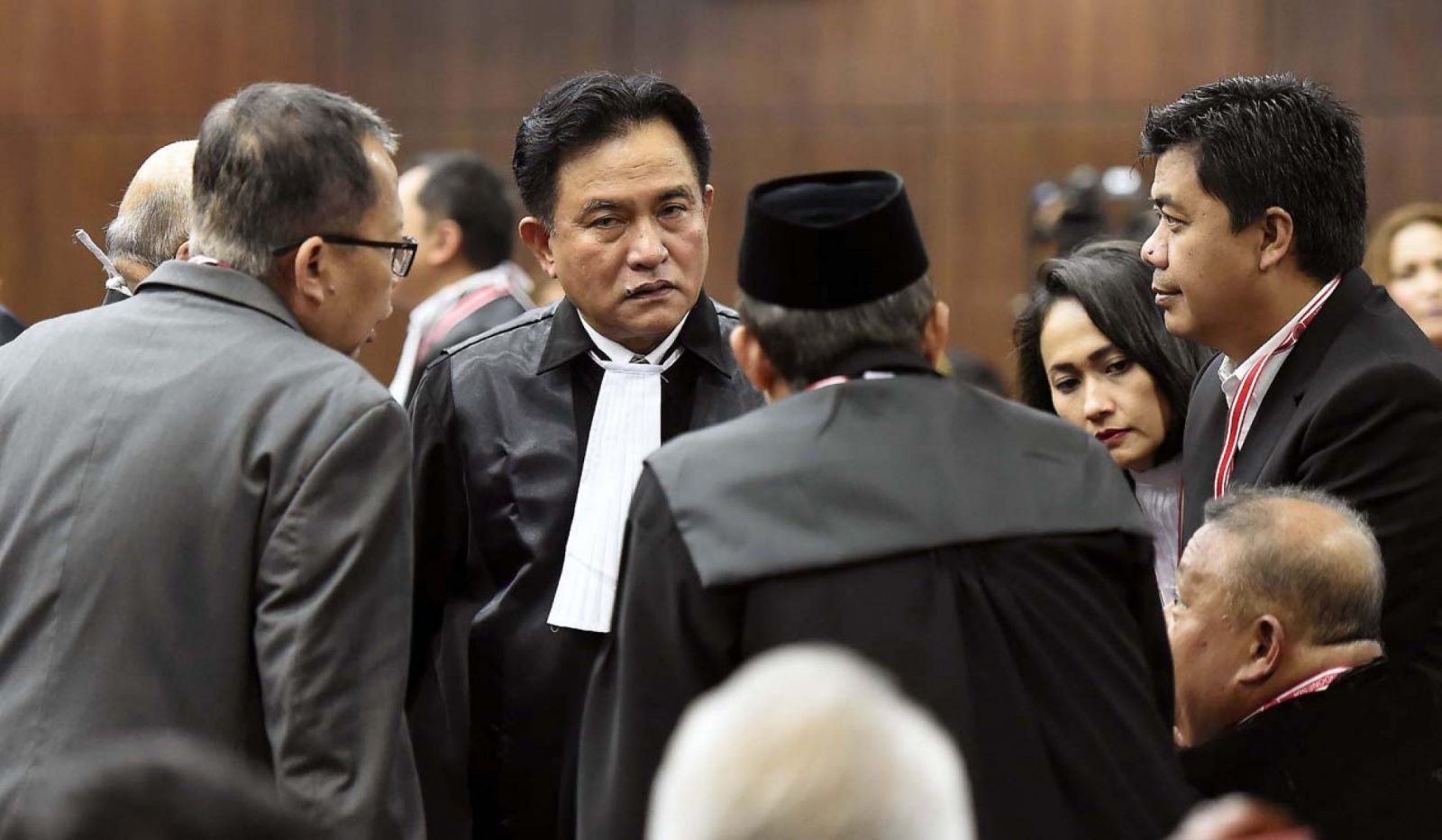 Yusril Ihza Mahendra bersama Pengacara dari Pihak Terkait dalam Sidang Perselisihan Hasil Pemilu (PHPU) di Mahkamah Konstitusi, Jakarta. (FEDRIK TARIGAN/JAWA POS) - Image