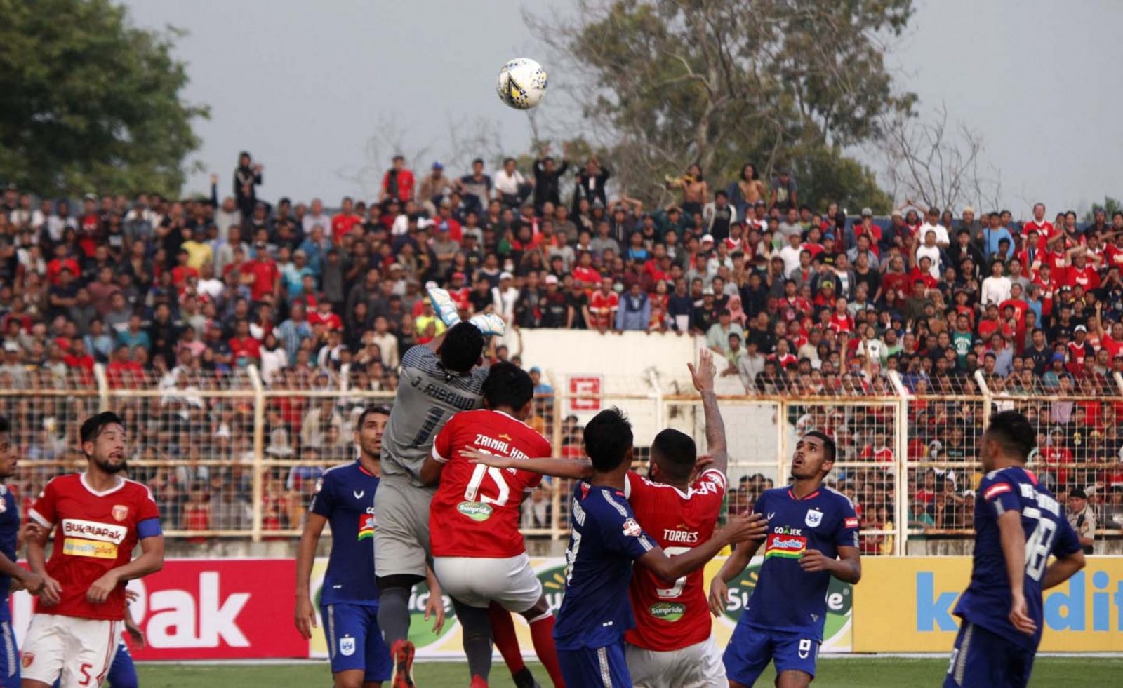 Badak Lampung FC saat menjamu PSIS Semarang di Stadion Sumpah Pemuda, Bandar Lampung, Rabu (26/6). (Jawa Pos Photo) - Image