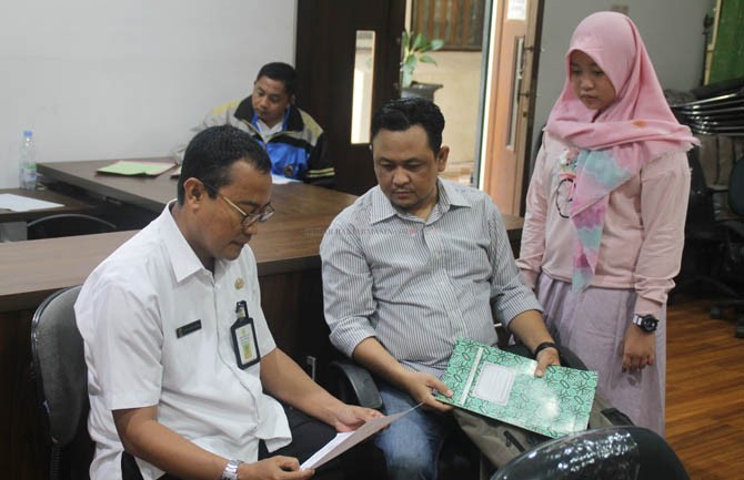 GIGIT JARI: Sebagian orang tua murid yang hendak mendaftarkan anaknya melalui PPDB jalur prestasi terpaksa pulang karena tak memenuhi syarat. Foto diambil kemarin di kantor Disdik Banjarmasin. | Foto: Noorhidayat/Radar Banjarmasin - Image