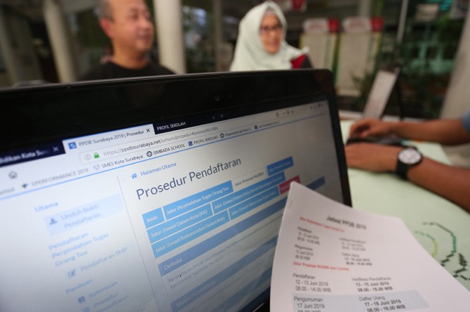TANYA INFORMASI: Suasana di posko PPDB SMPN 1 Surabaya kemarin (11/6). (Riana Setiawan/Jawa Pos) - Image