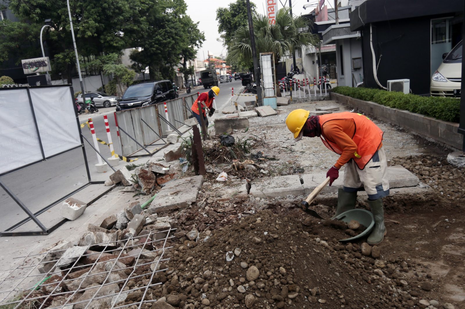 Pemerintah Provinsi DKI Jakarta merevitalisasi trotoar di Kawasan Kemang, Jakarta Selatan. (Salman Toyibi/ Jawa Pos) - Image