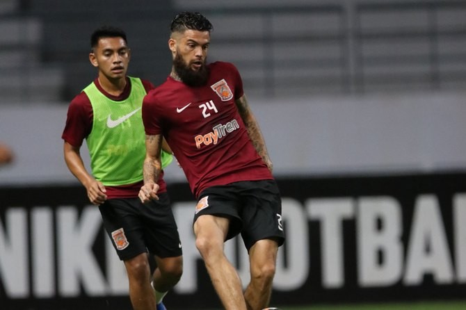 WAJIB WASPADA: Diego Michiels dkk diharapkan bisa menjaga diri dari kemungkinan cedera parah selama TC di Jogjakarta.DONNY ADITYA/KALTIM POST - Image