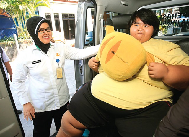 MAKIN GEMUK: Perawat memeriksa Yunita di RSUD Sidoarjo kemarin (15/6). (Dimas Maulana/Jawa Pos) - Image