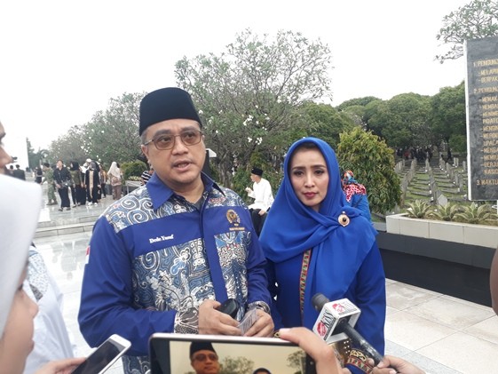 Dede Yusuf Bersama istri menghadiri pemakaman Ani Yudhoyono. Marieska Virdhani/JawaPos.com - Image