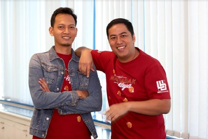 Fedi Nuril dan Pandji Pragiwaksono saat mempromosikan Film - Image